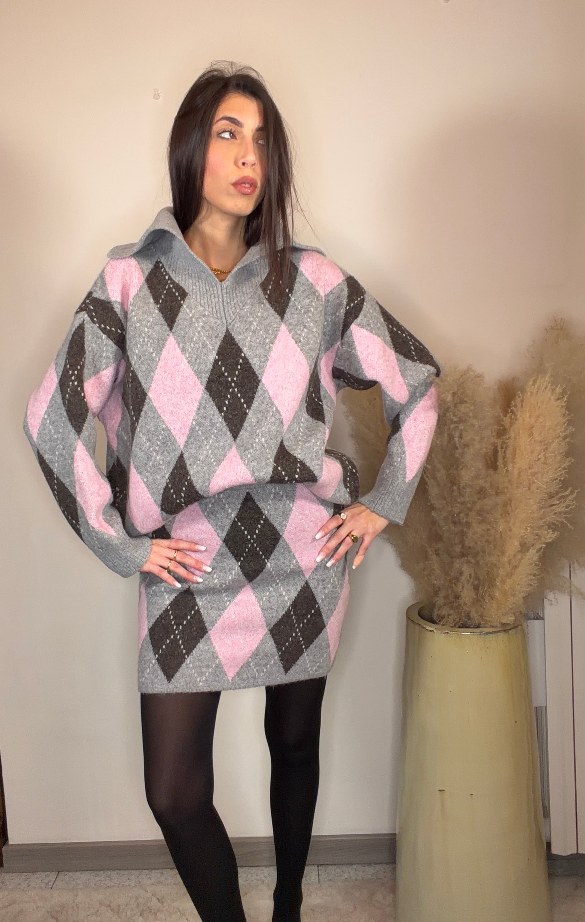 Coordinato in lana grigio , maglione e gonna tema rombi rosa e marroni 