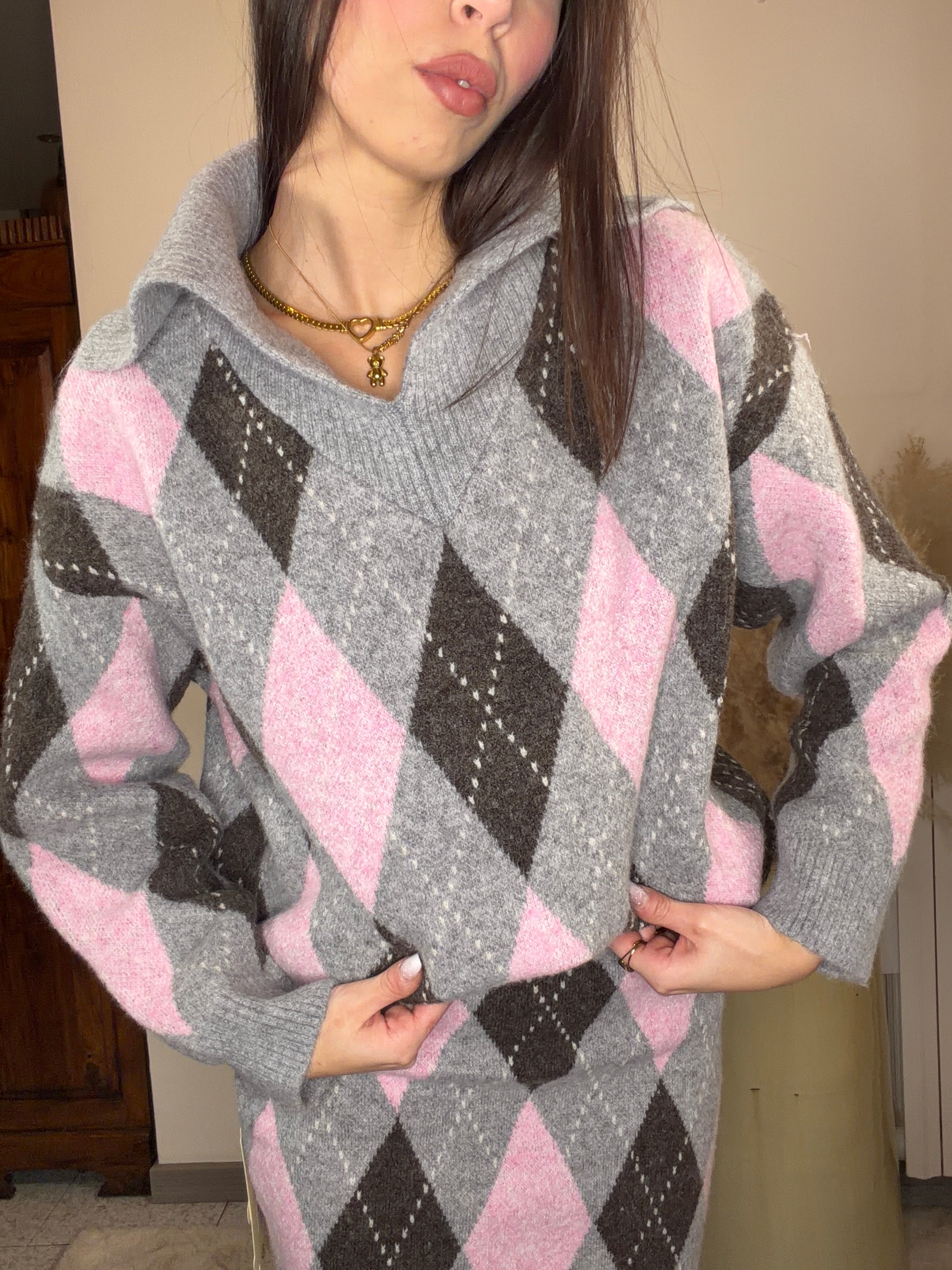 coordinato maglione gonna tema a rombo grigio rosa e marrone .